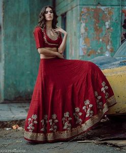 --- ÉBLOUISSANTE-DESIGN-BRODERIE SUR FLOOR-LRNGTH-DRESS-FOR Parti porter-robe avec applications pour la Fête/Mariage = 2021. - Product Image 1