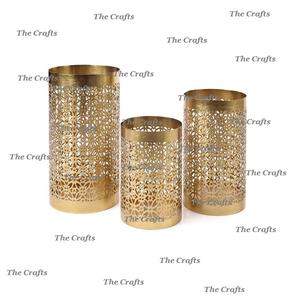 Juego de diferentes tamaños de tres soportes votivos en metal votivo de color negro y dorado para uso en decoración del hogar - Product Image 2