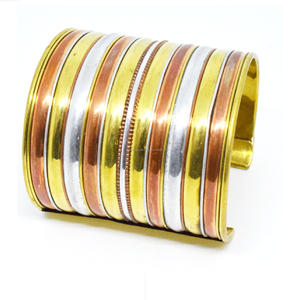 Joyería Vintage hawaiana con nuevos diseños, brazalete abierto hueco lleno de oro, pulsera Jamaiquina para niñas, venta al por mayor - Product Image 4