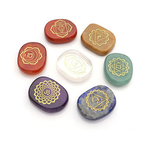 Ensemble de Reiki Chakra de forme carrée gravée Outils de Reiki de pierres précieuses faits à la main - Product Image 1