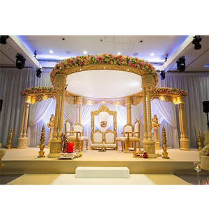 Glamoroso Mandap de Tres Pilares para Bodas en Alemania, Impresionante Mandap de Fibra para Bodas, Maravilloso Mandap Dorado de Tres Postes para Bodas en EE. UU. - Product Image 1