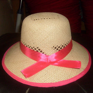 Chapeau en paille de raphia brodé à la main pour enfants avec matériau en herbe naturelle pour une utilisation en extérieur pour filles et garçons - Product Image 1