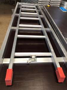 Planche d'échafaudage en aluminium de conception moderne avec dessus en bois et échelle attachée pour des chantiers de construction - Product Image 5