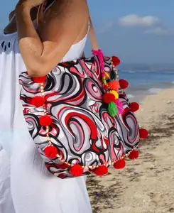 优质低价格户外沙滩包日常时尚花卉印花设计绒球休闲手袋沙滩包