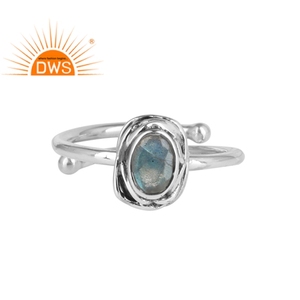 Anillo Ajustable de Plata de Ley 925 Oxidada con Engaste de Bisel de Labradorita Natural Apilable - Product Image 1