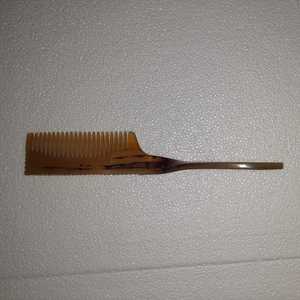 Peigne de croissance électrique pour cheveux avec corne de buffle biologique Peigne en corne de taureau pour un usage domestique Cheveux brillants et sains avec os cicatrisant - Product Image 1