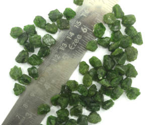 Haute qualité 25 pièces Tourmaline verte naturelle découpée à la main pierres précieuses en vrac non traitées pour la fabrication de bijoux en gros - Product Image 1