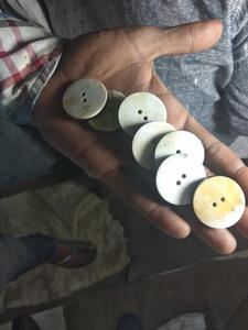 เสื้อโค้ทเขาควายขัดเงา20มม. กระดุม4รูสีทองแดงซักได้ขนาด18มม. ตกแต่งเสื้อผ้าด้วยลูกปัด - Product Image 3