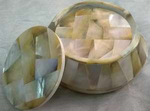 Posavasos de forma redonda hecho a mano con soporte Mother of Pearl & MFD del fabricante de la India a la venta para esteras y almohadillas - Product Image 4