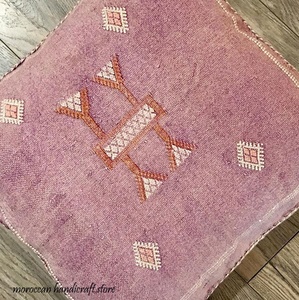 Oreiller en soie de cactus Sabra, fait main au Maroc - Product Image 1