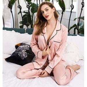 Conjunto de Pijama de Seda Satén Negro Liso para Mujer, Venta al por Mayor, Servicio OEM Completo de Fábrica 2021 - Product Image 5