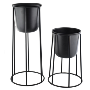 Juego de macetas con recubrimiento en polvo negro moderno con soportes de metal para macetas, macetas para jardín al aire libre, acentos para el hogar Axiom - Product Image 1