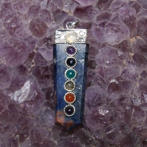 Obtenez des pendentifs chakra en sodalite à pointe plate en ligne : Pendentifs chakra en sodalite à pointe plate en vente - Product Image 1