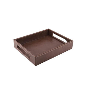 Plateau de service de rangement élégant de luxe pour la maison rouge en faux cuir PU poignées en métal brillant Plateau de service en cuir PU Crimson Luxe - Product Image 3