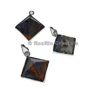 Pendentif en agate jaune à trois pierres, en vente |   Pendentif en agate jaune à trois pierres, unisexe, disponible en ligne - Product Image 2