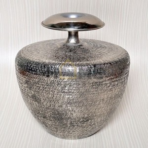 Vase à fleurs en métal plaqué argent et or Vase et pots de designer antique fantaisie Fournitures de centres de table décoratifs pour la maison et le jardin - Product Image 4