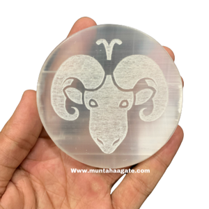 Belle plaque de charge en sélénite gravée blanche de 8 à 9 cm en forme de cercle rond en cristal Muntaha Agate - Product Image 2