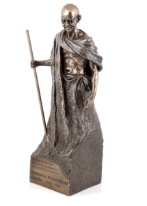 Statue de Mahatma sugji gphi, finition cuivre, en résine - Product Image 2