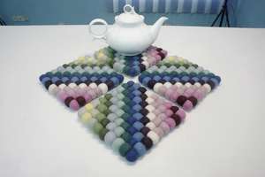 Ensemble de dessous de plat carré en feutre multicolore fait main de 18 cm, accessoire décoratif brillant et durable pour la maison - Product Image 6