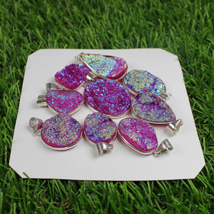 Collar de abalorio bohemio hecho a mano, colgante de bisel de piedras preciosas Druzy de turmalina rosa, Latón chapado en plata esterlina, diseño único principal - Product Image 2