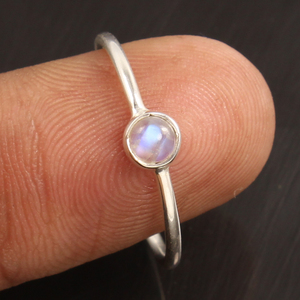 แหวนพลอยทรงกลมขนาดเล็กมาพร้อมกับเครื่องประดับแหวนพลอยมูนสโตนสีรุ้ง - Product Image 2