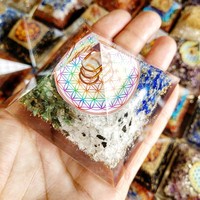 Pyramide d'orgonite, pierres précieuses, 7 chakras, géométrie sacrée, quartz, tourmaline, cristal