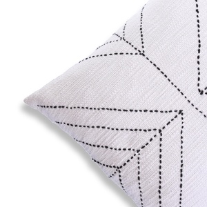 Fundas de cojín de algodón con patrón de flecha bordado Kantha decorativo hecho a mano de alta calidad Indio con pompón a precios al por mayor - Product Image 3