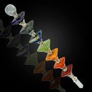 Vente en gros de baguettes de guérison à 7 chakras faites à la main baguette pyramidale en cristal pour l'équilibrage de l'énergie - Product Image 4