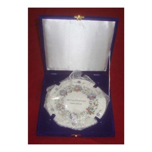 Plaque florale en marbre blanc de forme ronde incrustée avec boîte en velours, 1 pièce - Product Image 1