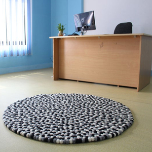 Alfombras de fieltro hechas a mano "-Alfombras de bolas de fieltro de Nepal"-Colchón de bolas de fieltro de lana pura en negro, blanco y gris para el suelo - Product Image 1