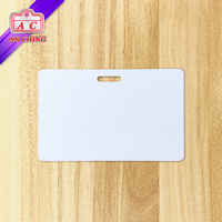 Perforateur de table avec guide de centrage réglable pour cartes PVC