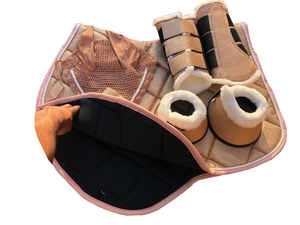 Jeu de tapis de selle de cheval personnalisable Matériau pailleté de haute qualité disponible en différentes couleurs et tailles - Product Image 5