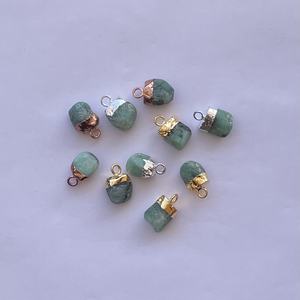 Colgante de conector en bruto de Esmeralda verde natural en plata de ley 925 con joyería de galvanoplastia de oro del fabricante en línea - Product Image 2