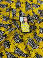 Actrice de Bollywood Ranimukherjee porte un sari en soie crêpe pure imprimé numérique de couleur jaune soleil avec un chemisier à manches longues