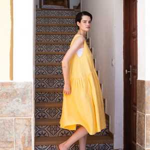 Vestido de lino amarillo brillante, moderno, a la moda, con diseño actual, de tela crepé, cuello redondo, sin mangas, largo hasta la rodilla, para mujer. - Product Image 2