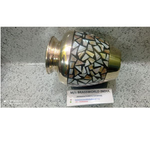 Urne funéraire en laiton de style américain Brassworld India de haute qualité, gravée en nacre, nouveau design, fournitures funéraires - Product Image 1