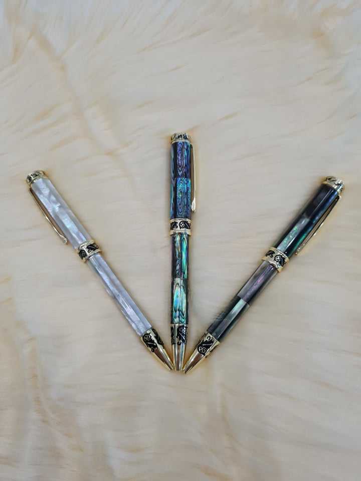 สีขาวและสีเหลือง