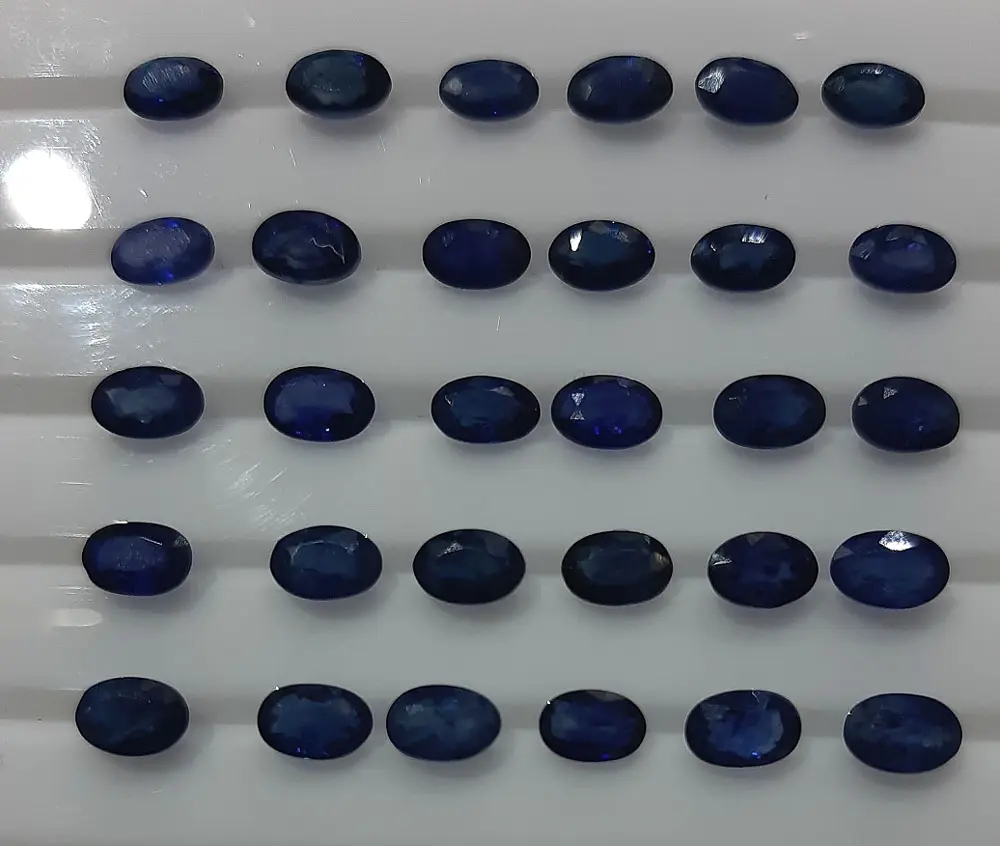 Natürlicher blauer Saphir oval 5x7mm geschnittener loser Edelstein kalibriert viel indisches heißes Design