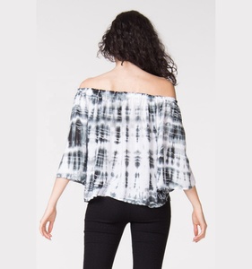 Compre la Nueva Colección 2021 de Ropa Femenina, Top de Rayón con Estampado Tie-Dye y Hombros Descubiertos - Product Image 4