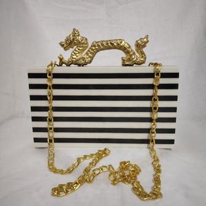 Vente en gros de pochettes en résine à la mode pour femmes et filles fournitures indiennes; sacs à main avec cadre en acrylique motif coquille pour les fêtes - Product Image 1