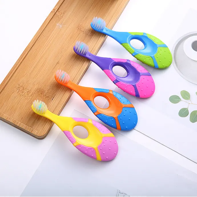 子供のための最新の生産エコプラスチックハンドル2個/カード子供用歯ブラシ
