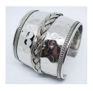 Bracelet manchette gravé en laiton brillant, design sur mesure, style ancien du Nouvel An de l'Alaska 1906, pour femme - Product Image 5