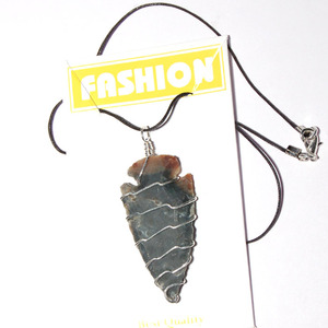 Collier fantaisie en jaspe avec pointes d'arrows enroulées de fil : Collier fantaisie en jaspe avec pointes d'arrows enroulées de fil à vendre - Product Image 1