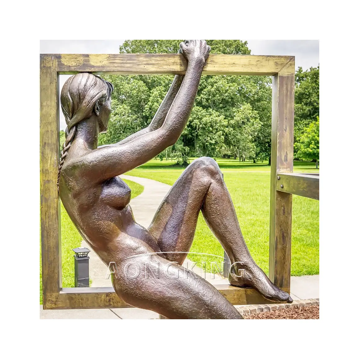 Yaşam boyutu oturan ahşap bir çerçeve içinde çıplak kadın bronz heykeli