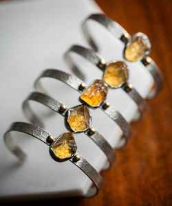 กำไลข้อมือพลอยซิทรินดิบแท้ เงินแท้ 925 เครื่องประดับอัญมณีธรรมชาติ - Product Image 1