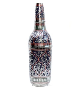 Support de bouteille de vin en laiton de luxe Nirmala Handicrafts, design sculpté à la main, motif nature morte, finition peinte unique - Product Image 1