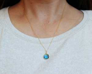 Collier pendentif délicat en laiton avec labradorite ronde sertie, cadeau, collier en pierres précieuses - Product Image 2