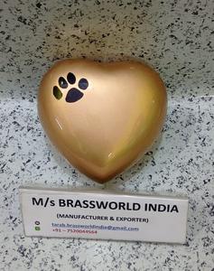 Urna de cremación para mascotas de corazón plateado de estilo americano con dos patas doradas Suministros funerarios de metal de Brassworld India - Product Image 4