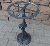Antiker Kurbel hocker aus Gusseisen im amerikanischen Stil, verstellbar mit wieder gewonnener alter Holzplatte für die Bar oder das Wohnzimmer dekor
