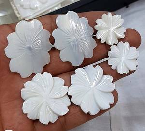 อัญมณีแกะสลักลายดอกไม้หลวมหลายเม็ดไข่มุกสีขาวธรรมชาติ - Product Image 1